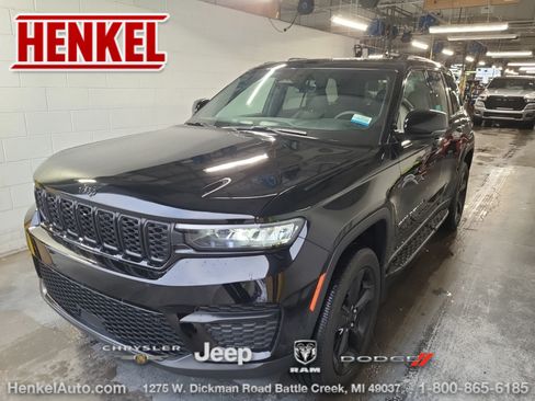 Used 2025 Jeep Grand Cherokee Altitude AWD/4WD image 1