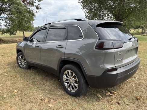 Used 2021 Jeep Cherokee Latitude Plus w/ Mopar Interior Package AWD/4WD image 6