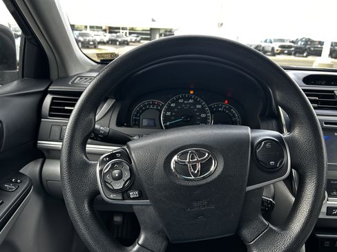 Used 2014 Toyota Camry L image 17