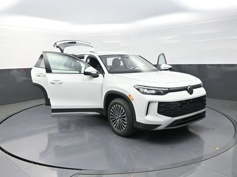 Used 2025 Volkswagen Tiguan S image 31