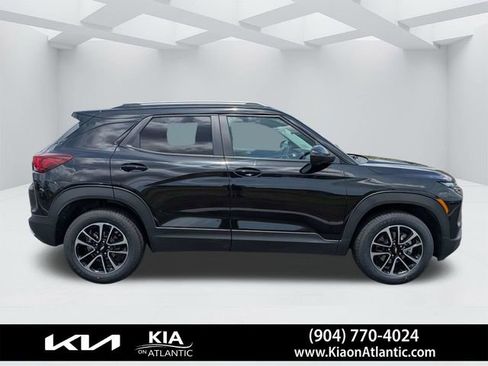 Used 2025 Chevrolet TrailBlazer LT AWD/4WD image 2