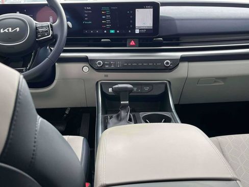 Used 2025 Kia Carnival SX FWD image 3