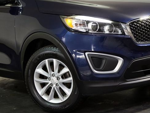 Used 2018 Kia Sorento LX image 8