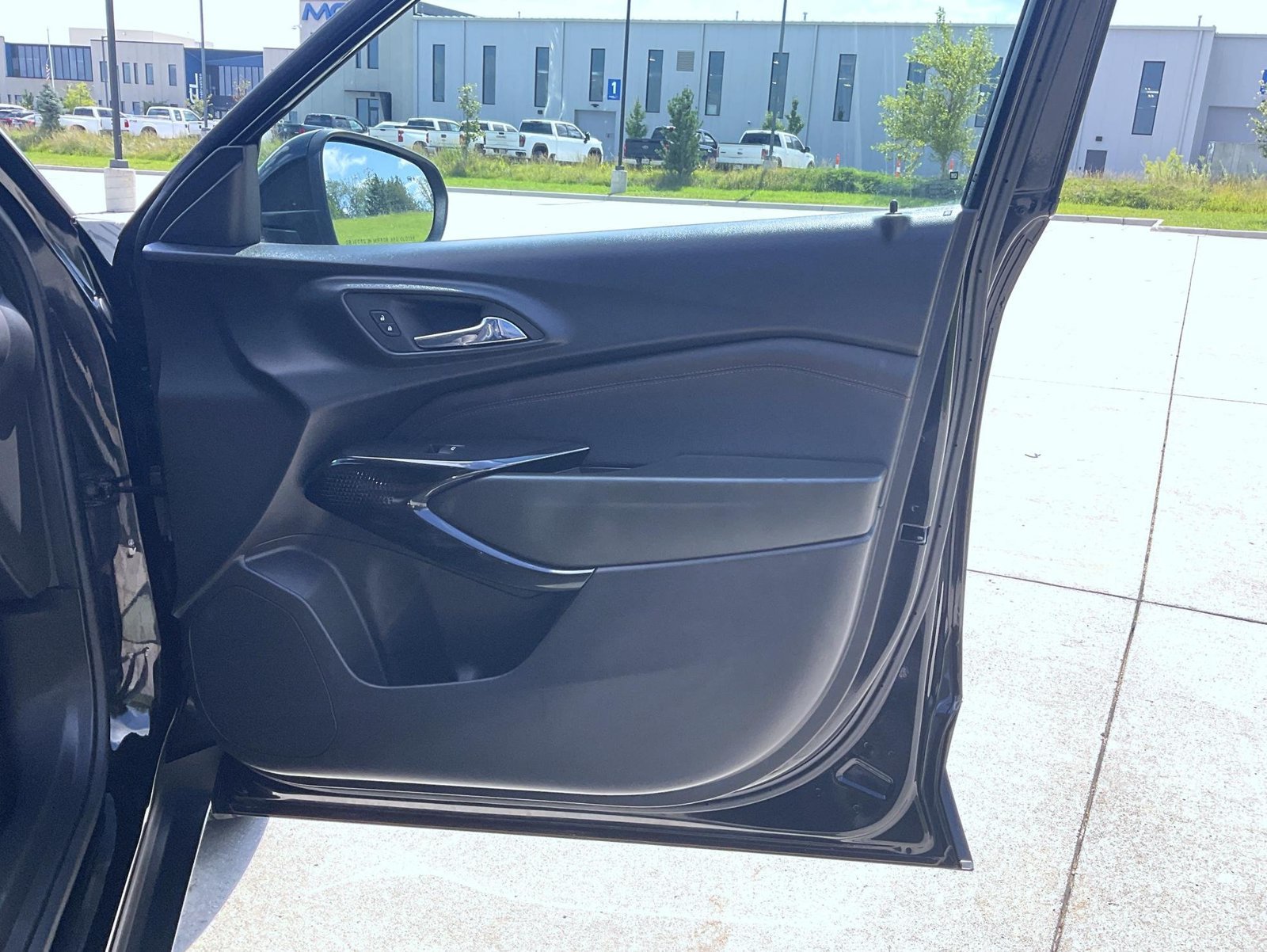 Used 2024 Chevrolet Trax RS w/ Sunroof Package FWD image 17