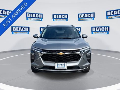 Used 2025 Chevrolet Trax LT w/ LT Convenience Package FWD image 3