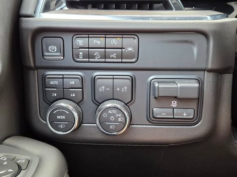 Used 2025 Chevrolet Suburban Z71 w/ Z71 Off-Road Package AWD/4WD image 25