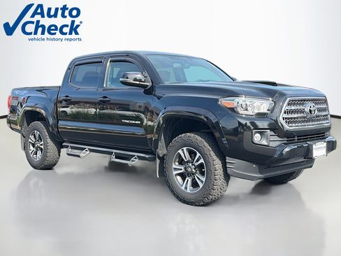 Used 2017 Toyota Tacoma TRD Sport w/ Tow Package (A/T) AWD/4WD image 1