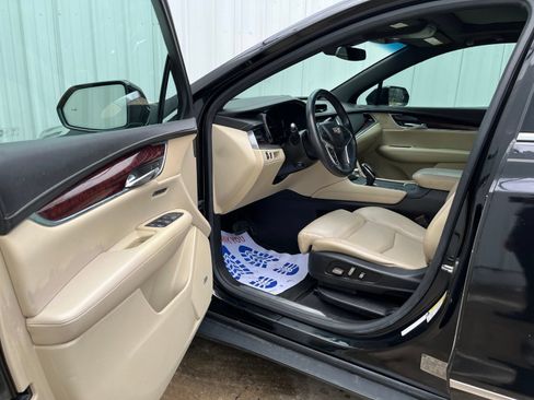 Used 2017 Cadillac XT5 Premium Luxury w/ Driver Assist Package FWD image 10