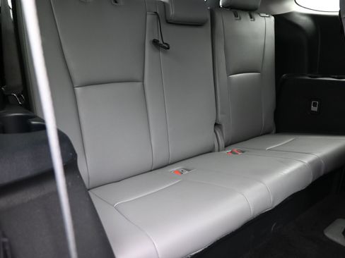 Used 2021 Toyota Highlander XLE AWD/4WD image 41