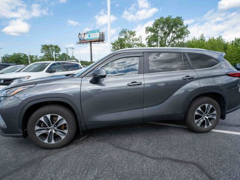 Used 2023 Toyota Highlander XLE AWD/4WD image 3