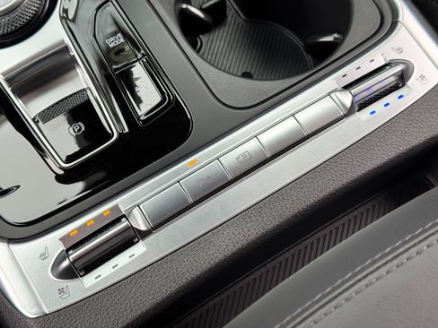 Used 2025 Kia Carnival SX w/ SX Dark Edition Package image 31