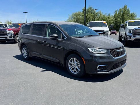 Used 2023 Chrysler Pacifica Touring-L FWD image 9