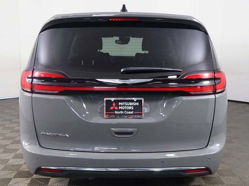 Used 2023 Chrysler Pacifica Touring-L FWD image 12