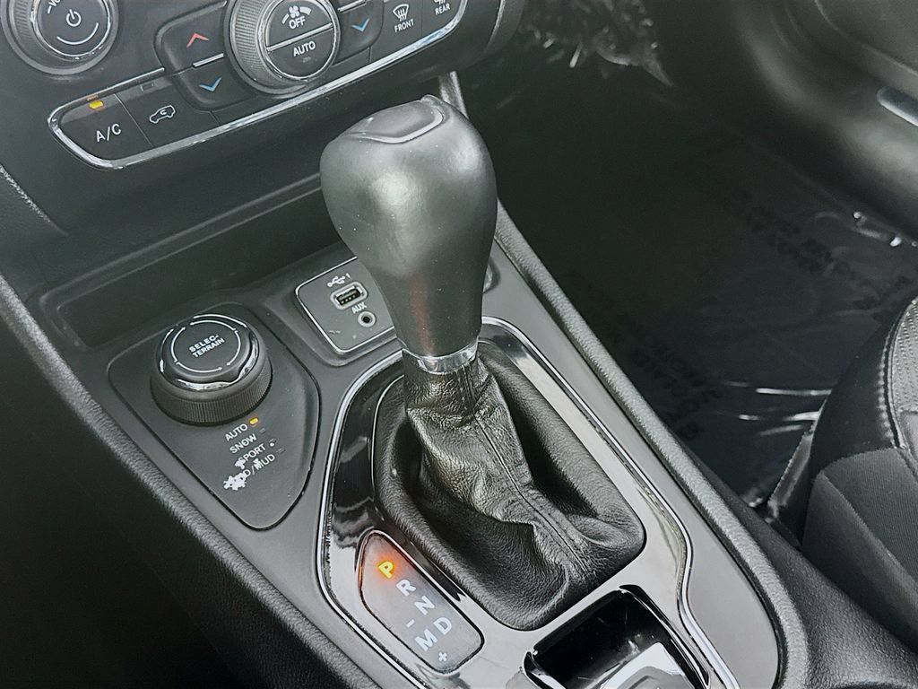 Used 2020 Jeep Cherokee Limited AWD/4WD image 19
