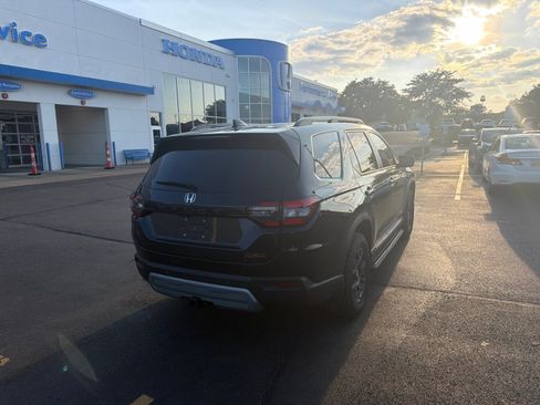 Used 2025 Honda Pilot TrailSport image 24