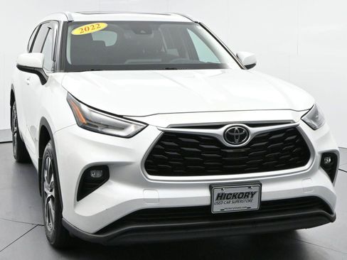Used 2022 Toyota Highlander XLE AWD/4WD image 2