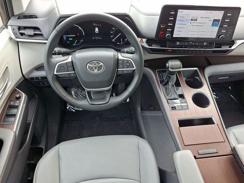 Used 2023 Toyota Sienna XLE image 22