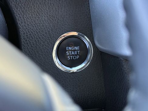 Used 2017 Toyota Highlander XLE image 4