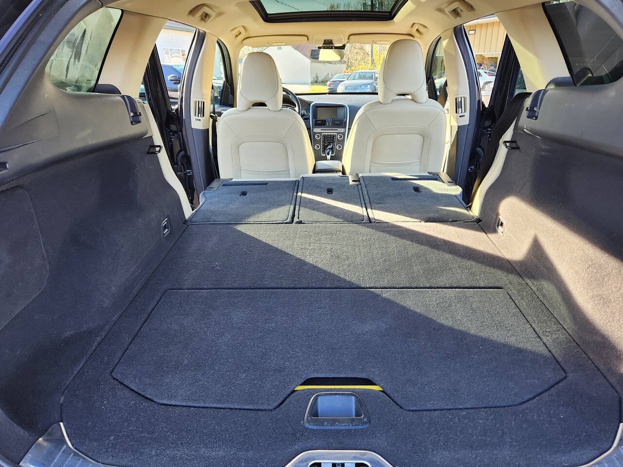 Used 2016 Volvo XC60 T5 Premier w/ Proximity Package FWD image 5