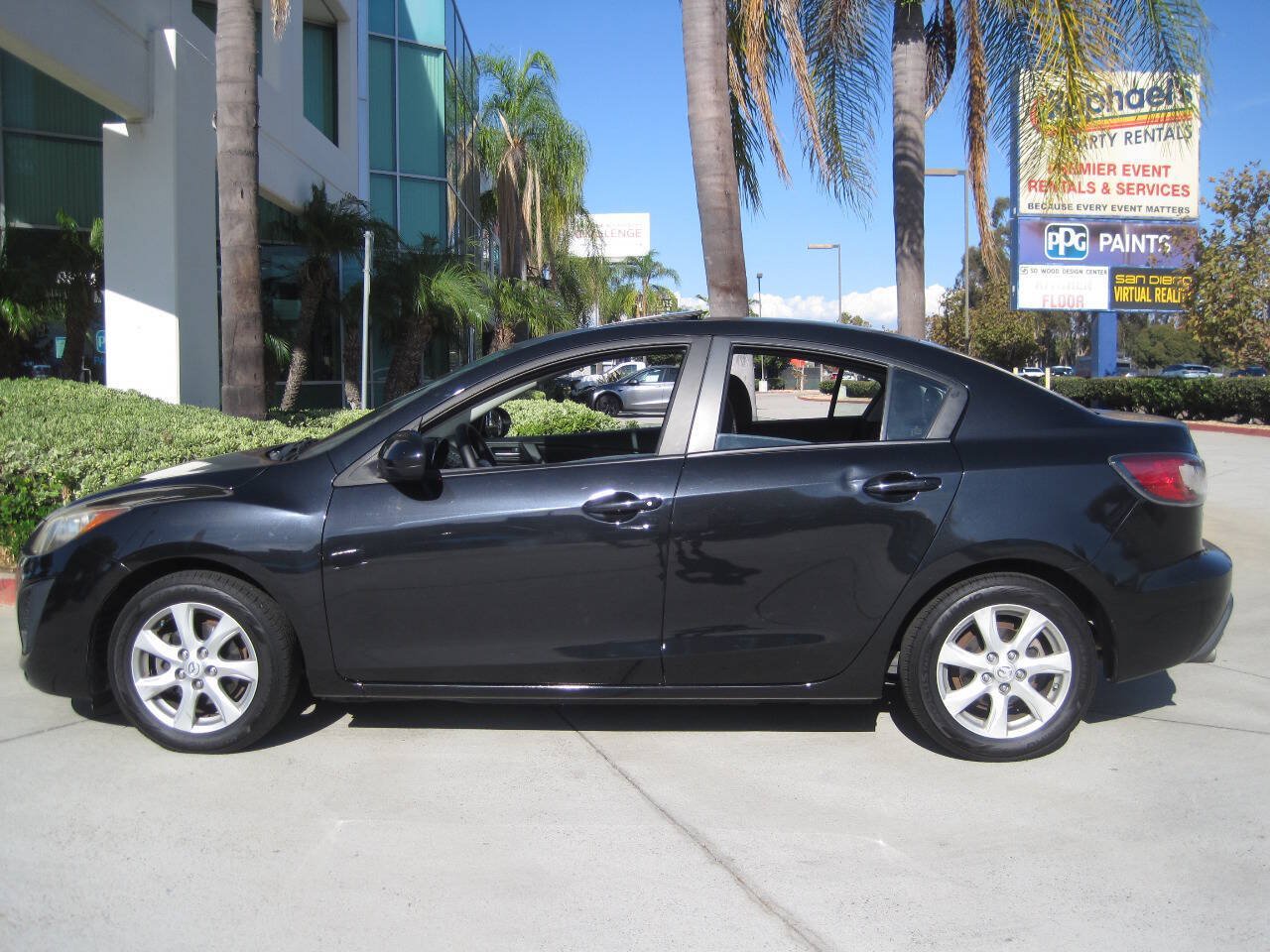 Used 2011 MAZDA MAZDA3 i Touring FWD image 2