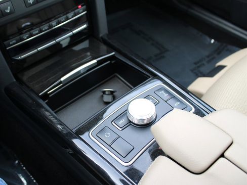 Used 2011 Mercedes-Benz E 550 4MATIC Sedan image 28