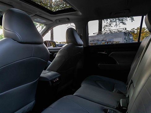 Used 2023 Toyota Highlander AWD image 23