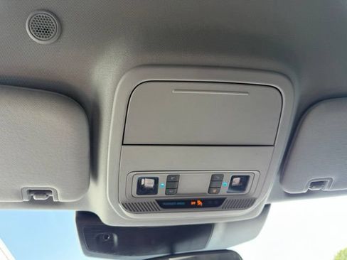 Used 2023 Ford Explorer XLT AWD/4WD image 30