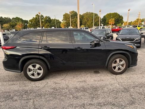 Used 2022 Toyota Highlander LE FWD image 3