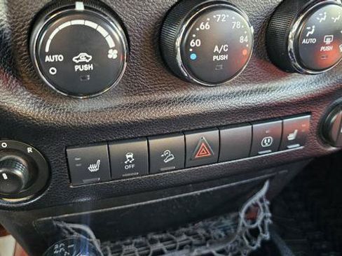 Used 2013 Jeep Wrangler Unlimited Sahara AWD/4WD image 21