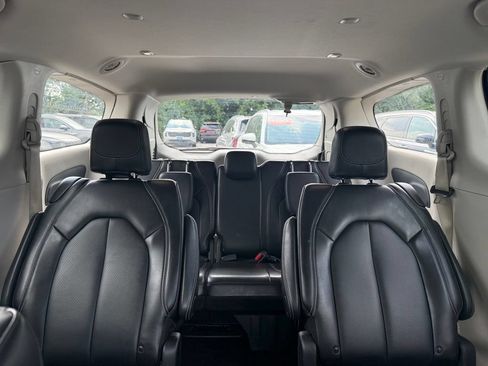 Used 2024 Chrysler Pacifica Touring-L FWD image 39