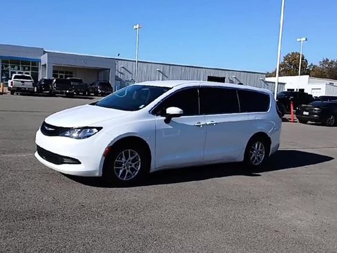 Used 2022 Chrysler Voyager LX image 4