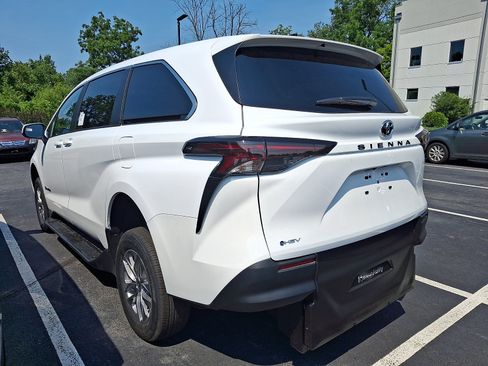 Used 2026 Toyota Sienna LE FWD image 3
