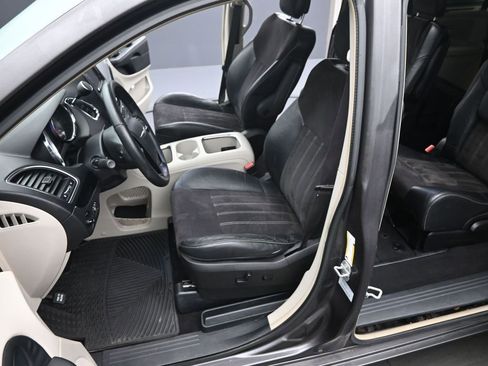 Used 2015 Chrysler Town & Country Limited image 11