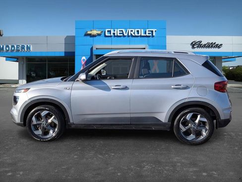 Used 2022 Hyundai Venue SEL image 2