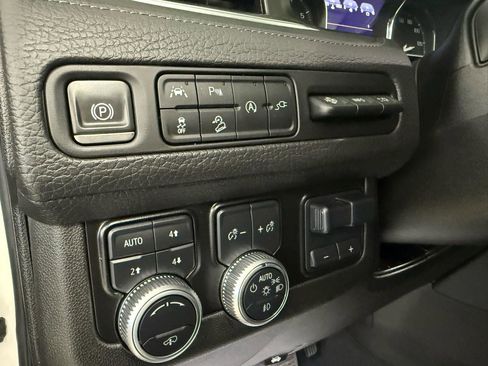 Used 2021 GMC Yukon Denali w/ Denali Premium Package image 28