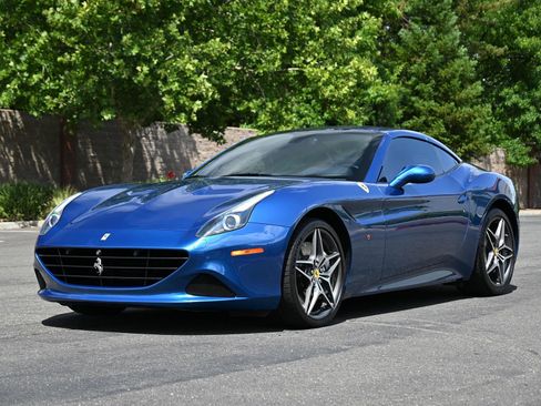 Used 2015 Ferrari California T RWD image 1