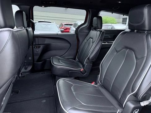 Used 2025 Chrysler Pacifica Limited FWD image 25