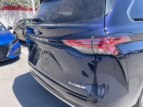 Used 2025 Toyota Sienna Platinum image 4