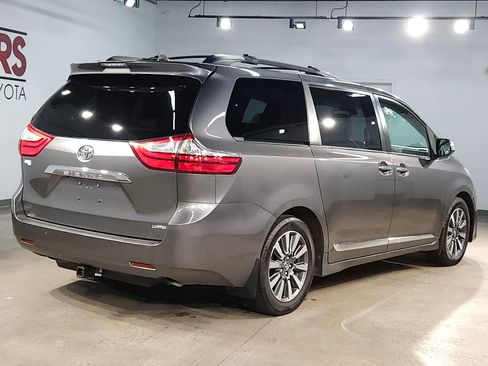Used 2018 Toyota Sienna Limited image 7