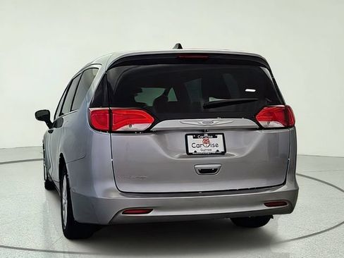Used 2020 Chrysler Voyager L FWD image 5