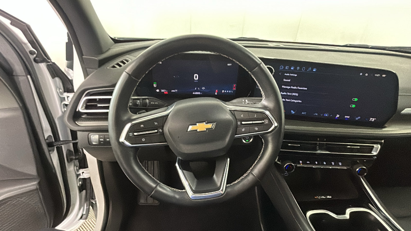 Used 2025 Chevrolet Traverse LT AWD/4WD image 17