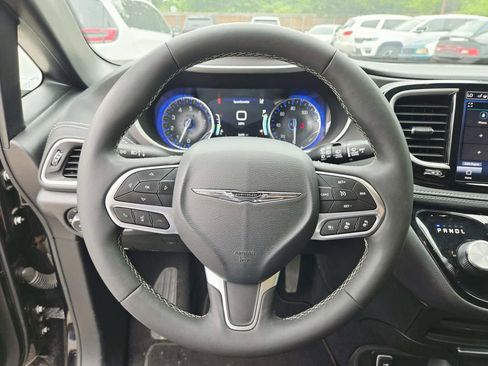 Used 2025 Chrysler Pacifica Select FWD image 19