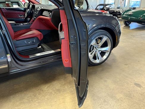 Used 2018 Bentley Bentayga image 74