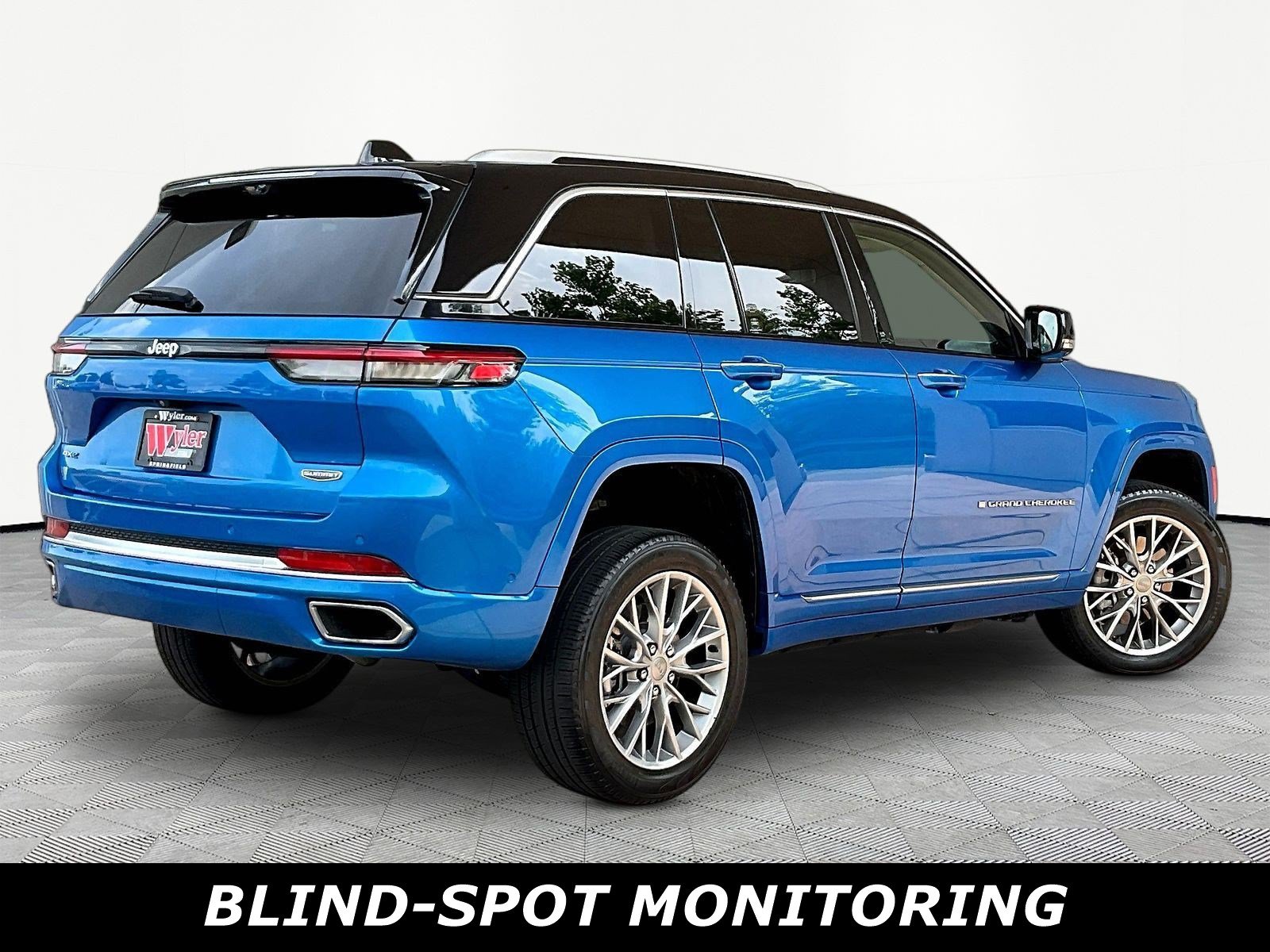 Used 2022 Jeep Grand Cherokee Summit w/ Advanced Protech Group IV AWD/4WD image 6