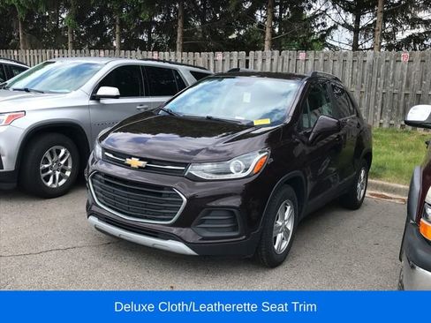 Used 2020 Chevrolet Trax LT w/ LT Convenience Package FWD image 9