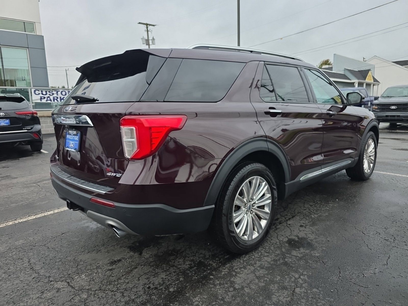 Used 2022 Ford Explorer Limited w/ Limited Technology Package AWD/4WD image 3