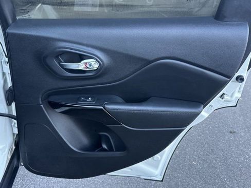 Used 2019 Jeep Cherokee Latitude Plus image 20