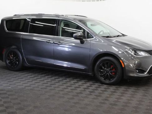 Used 2019 Chrysler Pacifica Touring-L FWD image 3