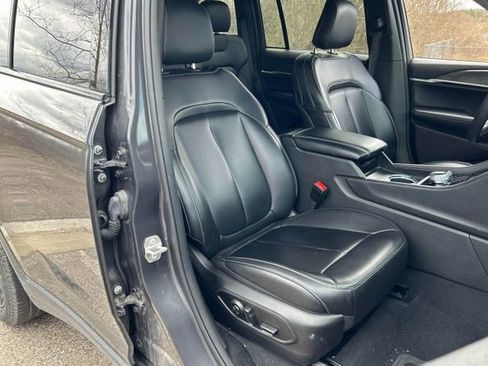 Used 2024 Jeep Grand Cherokee Limited w/ Black Appearance Package image 16