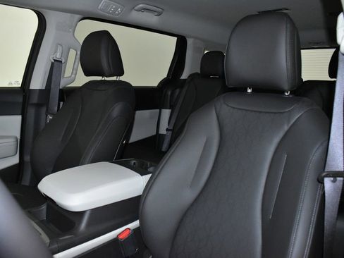 Certified 2024 Kia Carnival LX image 10